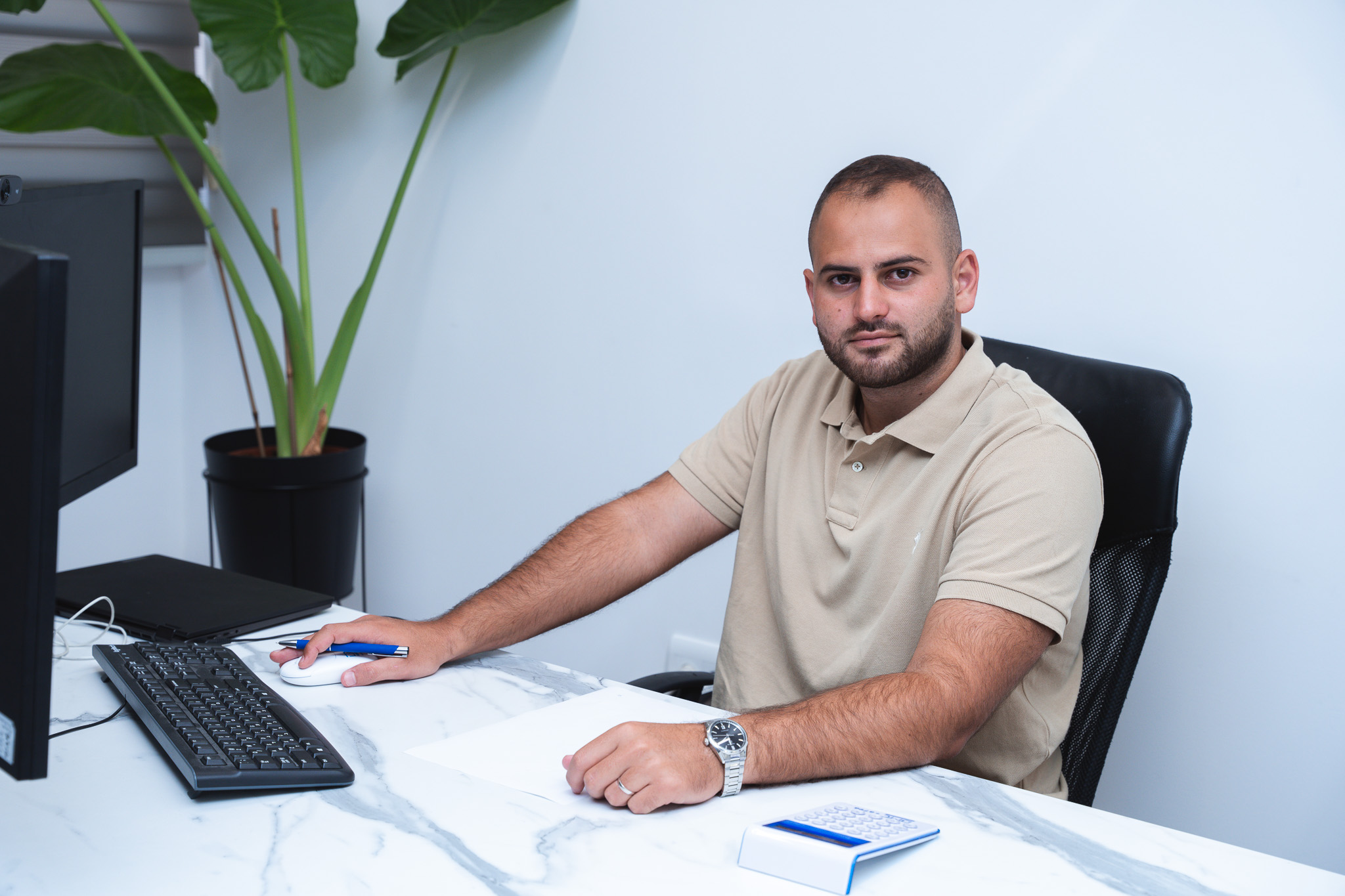 סהר עזרא - תמונה במשרד