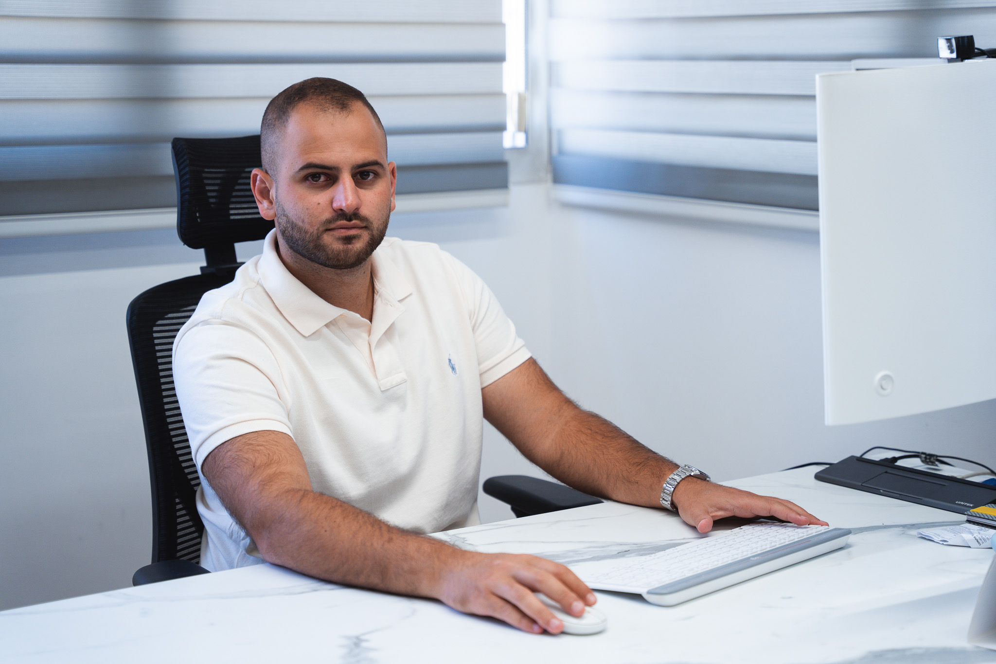 סהר עזרא - תמונה במשרד