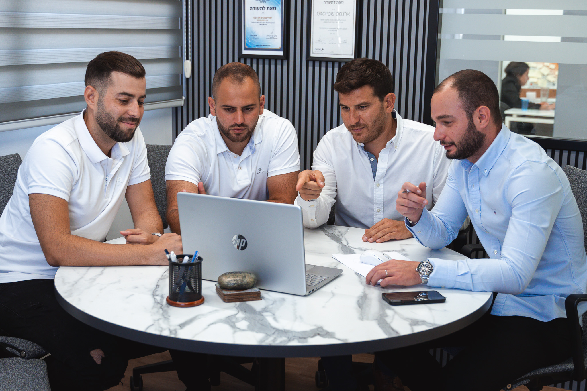 סהר עזרא - תמונה במשרד BMC